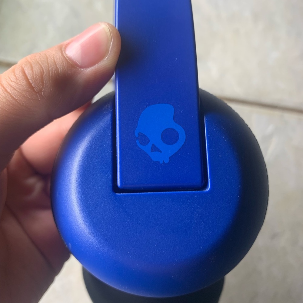 Slim blue skull candy headphones